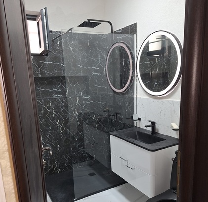 Casa-gradina.ro - Perdea de duș versus panou din sticlă. Ce alegem și de ce