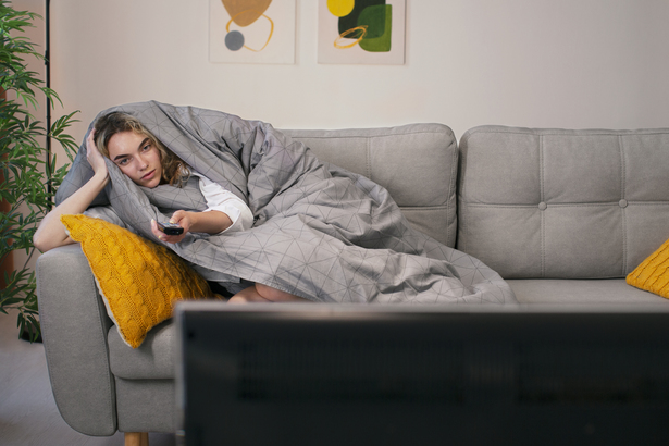 Caloria.ro - Nu mai dormi cu televizorul aprins! Avertismentul specialiștilor