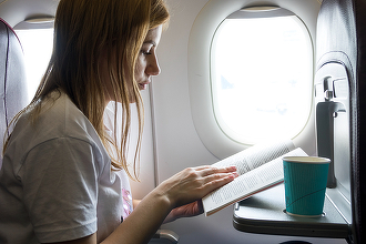 Caloria.ro - Băutura pe care să nu o consumi niciodată în avion VIDEO