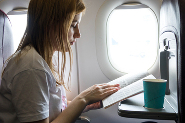 Caloria.ro - Băutura pe care să nu o consumi niciodată în avion VIDEO
