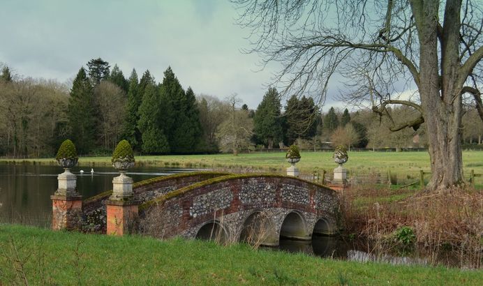Casalux.ro - Grădini celebre: Painshill Park sau scenografia perfectă a romantismului englezesc