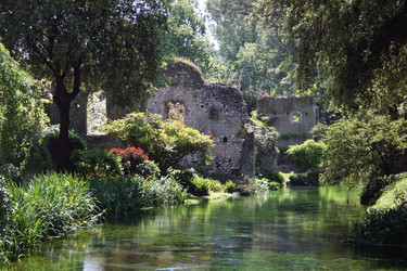 Casalux.ro - Descoperiți cea mai romantică grădină din lume, Giardino di Ninfa din Roma