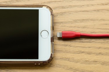 Telefoanele cu baterii detașabile revin, UE va schimba regulile