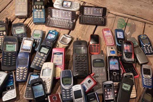 Fraudă de amploare cu telefoane mobile. Percheziții în 19 țări, inclusiv România