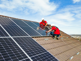 De la facturi mari la energie produsă acasă. Cum schimbă panourile fotovoltaice consumul unei familii