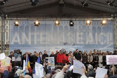 Aproximativ 5.000 de oameni manifestează pentru Antena 3 în Piaţa Constituţiei. FOTO
