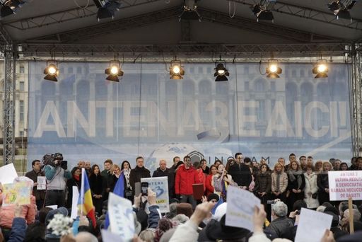Aproximativ 5.000 de oameni manifestează pentru Antena 3 în Piaţa Constituţiei. FOTO