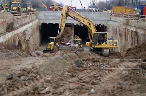 Pasajul Piaţa Sudului, realizat în proporţie de 42 la sută la peste două luni după termenul iniţial de finalizare. Primăria Capitalei riscă să piardă finanţarea europeană. FOTO