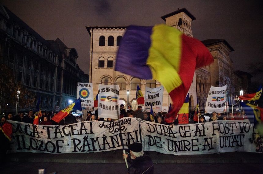 Aproximativ 100 de persoane au protestat la Universitate faţă de declaraţiile lui Iohannis privind unirea cu Republica Moldova. FOTO