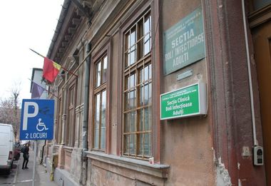 REPORTAJ: Tencuială căzută, cartoane în loc de geamuri, şobolani, la Secţia Infecţioase a Spitalului Judeţean Arad. GALERIE FOTO