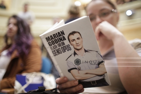 Aula BCU a fost neîncăpătoare la lansarea cărţii lui Godină. Cioloş: Am venit să fie clar că un astfel de comportament civic are toată susţinerea mea. FOTO