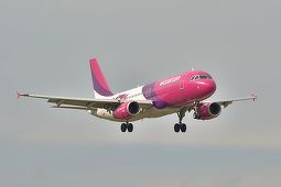 Pasagerii blocaţi de sâmbătă dimineaţă pe Aeroportul Basel-Mulhouse au ajuns la Cluj; Wizz Air: A fost o defecţiune tehnică