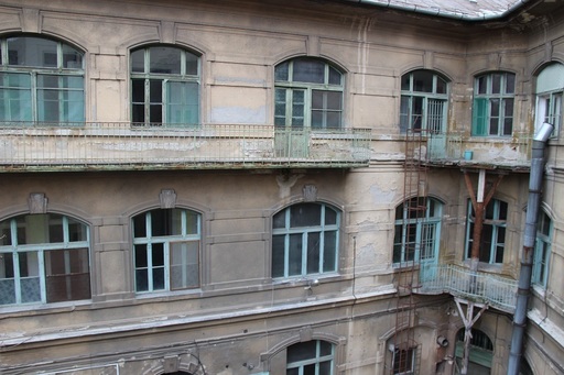 Maternitatea Arad, în pericol să se prăbuşească parţial; Ministerul Sănătăţii propune închiderea unităţii