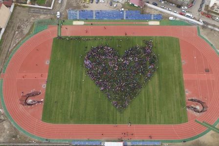 Peste 6.000 de copii şi adulţi au format o inimă, la Arad, record care ar putea fi omologat