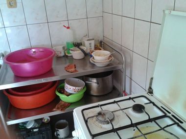 Autorităţile din Alba cer închiderea a trei cămine de bătrâni ale unei fundaţii, din cauza condiţiilor mizere - GALERIE FOTO