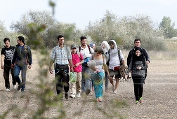 Primii refugiaţi au ajuns în România, urmând să fie duşi cu un microbuz la Centrul de Cazare din Galaţi 