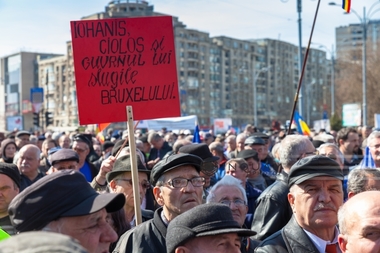 Sute de oameni protestează în Piaţa Victoriei la mitingul Sindicatului Cadrelor Militare Disponibilizate