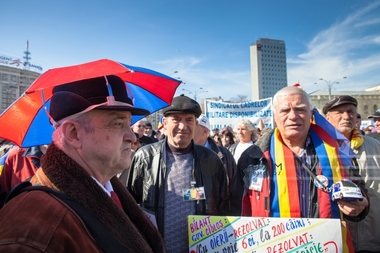 Mitingul Sindicatului Cadrelor Militare Disponibilizate s-a încheiat după două ore de discursuri împotriva ”trădătorilor şi jefuitorilor de ţară”