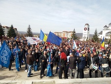 Aproape 8.000 de persoane protestează la Mioveni cerând urgentarea construirii autostrăzii Piteşti - Sibiu (FOTO)