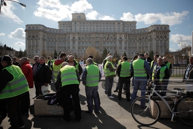 Sindicaliştii RATB, nemulţumiţi de subfinanţare şi de intenţia de a transforma regia în societate comercială, protestează la Parlament
