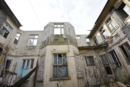 REPORTAJ: Secţia de Oftalmologie a SJU Ploieşti, tot o ruină după două licitaţii. Proiectul prevedea reabilitarea imobilului fără acoperiş. GALERIE FOTO