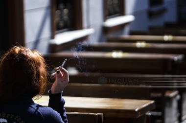 Poliţiştii, jandarmii şi pompierii îi vor putea amenda pe cei care fumează în spaţii publice. Sesizările nu se fac la 112