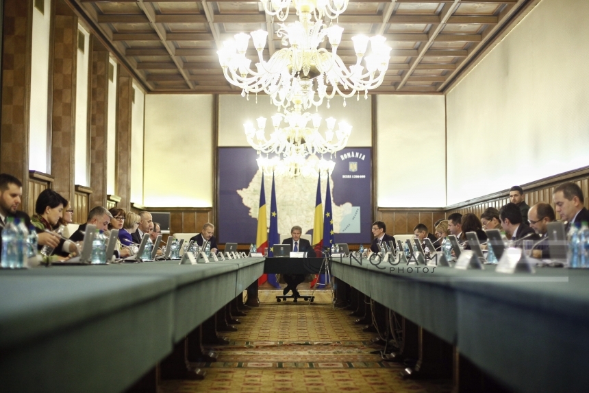 Cioloş oferă miniştrilor telemea de Ibăneşti şi cere măsuri pentru ca şi alte produse româneşti să fie recunoscute în UE