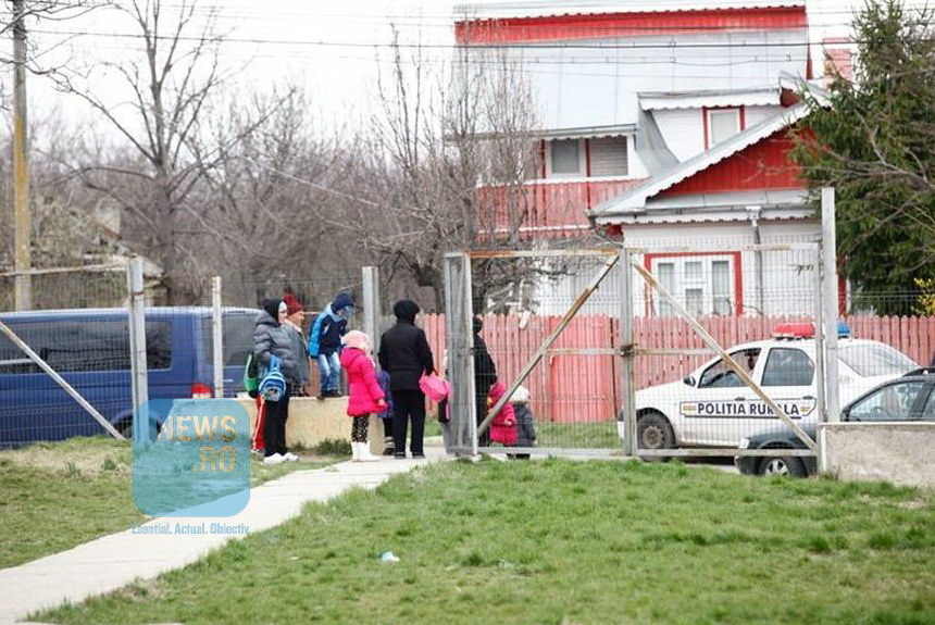 Optsprezece elevi de la o şcoală din judeţul Buzău, duşi la spital după ce au mâncat la şcoală cornuri şi iaurt. FOTO