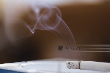 Legea care scoate la uşă fumul de ţigară şi aduce amenzi pentru cei care îşi aprind ţigara în orice loc public închis