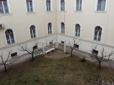 Un spaţiu pentru angajaţii care fumează va fi amenajat în curtea interioară a Palatului Administrativ din Alba Iulia