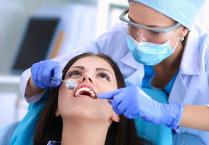 Pacienţii de până la 18 ani pot beneficia de consultaţii stomatologice de două ori pe an