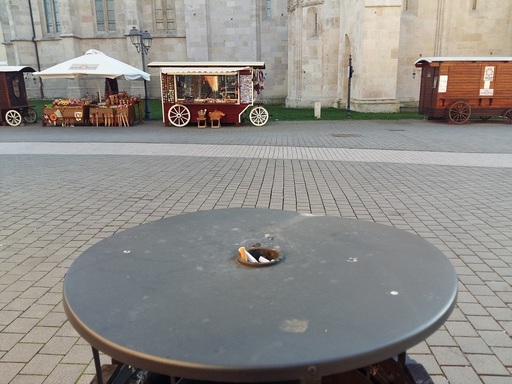 Legea antifumat a lăsat fără clienţi barurile din Alba Iulia la orele dimineţii, când oamenii obişnuiau să vină la cafea
