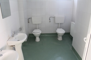 Grup sanitar cu două WC-uri alăturate, fără pereţi despărţitori, într-o clădire nouă a unui spital din Arad