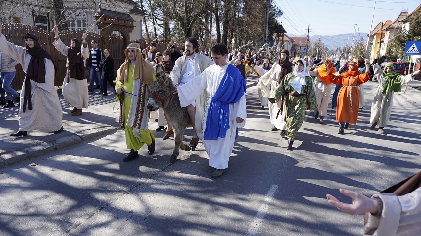 Harghita: Peste 1.500 de persoane au asistat, la Şumuleu-Ciuc, la o procesiune organizată de Floriile catolice
