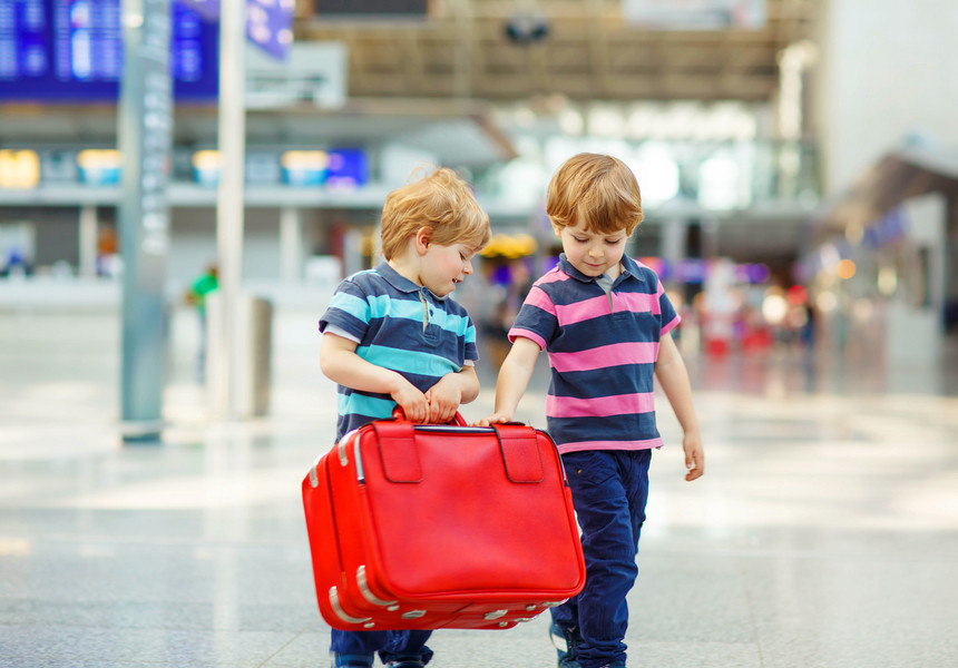 Guvernul a aprobat proceduri mai simple pentru călătoria în străinătate a copiilor
