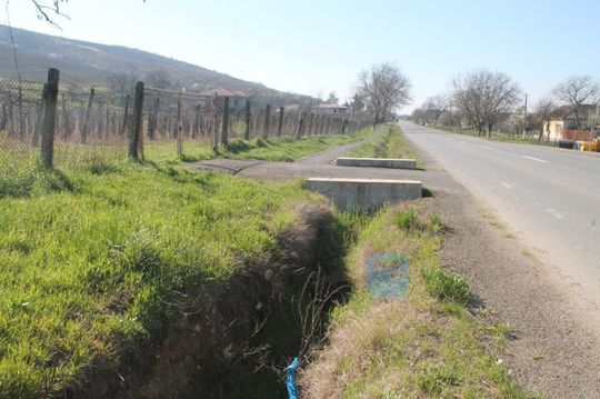 REPORTAJ: Comune arădene cu trotuare pe câmp, peste şanţuri, dar nu şi în localităţi, unde oamenii merg pe şosea (FOTO: Marian Buga / News.ro)