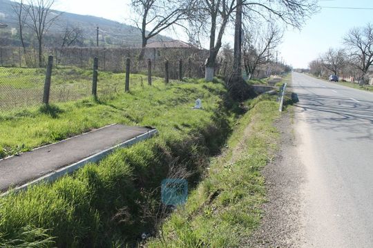 REPORTAJ: Comune arădene cu trotuare pe câmp, peste şanţuri, dar nu şi în localităţi, unde oamenii merg pe şosea (FOTO: Marian Buga / News.ro)