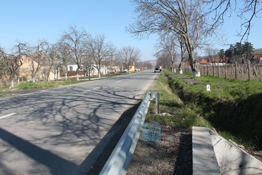 REPORTAJ: Comune arădene cu trotuare pe câmp, peste şanţuri, dar nu şi în localităţi, unde oamenii merg pe şosea (FOTO: Marian Buga / News.ro)