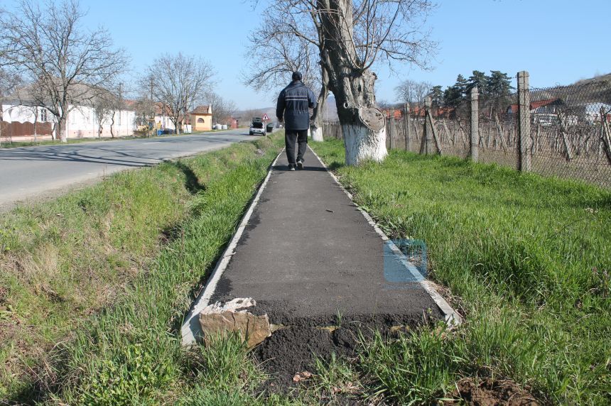 REPORTAJ: Comune arădene cu trotuare pe câmp, peste şanţuri, dar nu şi în localităţi, unde oamenii merg pe şosea. GALERIE FOTO