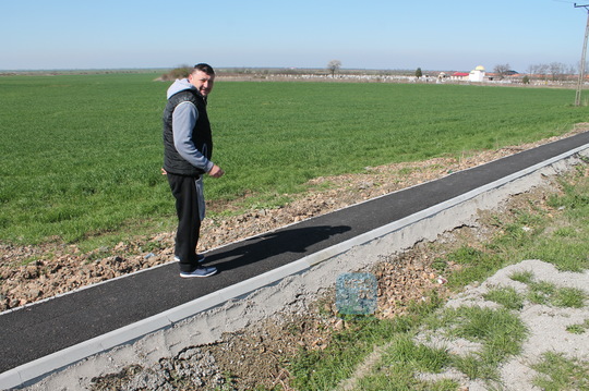 REPORTAJ: Comune arădene cu trotuare pe câmp, peste şanţuri, dar nu şi în localităţi, unde oamenii merg pe şosea (FOTO: Marian Buga / News.ro)