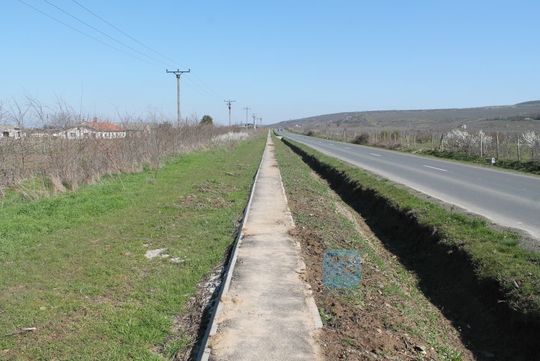 REPORTAJ: Comune arădene cu trotuare pe câmp, peste şanţuri, dar nu şi în localităţi, unde oamenii merg pe şosea (FOTO: Marian Buga / News.ro)