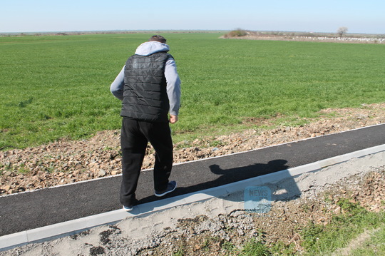 REPORTAJ: Comune arădene cu trotuare pe câmp, peste şanţuri, dar nu şi în localităţi, unde oamenii merg pe şosea (FOTO: Marian Buga / News.ro)