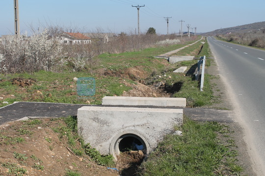 REPORTAJ: Comune arădene cu trotuare pe câmp, peste şanţuri, dar nu şi în localităţi, unde oamenii merg pe şosea (FOTO: Marian Buga / News.ro)