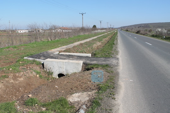 REPORTAJ: Comune arădene cu trotuare pe câmp, peste şanţuri, dar nu şi în localităţi, unde oamenii merg pe şosea (FOTO: Marian Buga / News.ro)