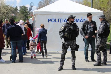 Ziua Poliţiei, sărbătorită în Parcul Titan din Capitală cu demonstraţii ale forţelor speciale şi roboţi care dezamorsează explozibili - GALERIE FOTO