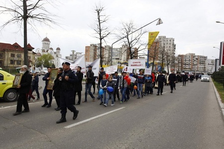 "Marş pentru viaţă" şi la Buzău, organizat de Arhiepiscopie şi o fundaţie pentru copii; scopul, stoparea avorturilor (FOTO)