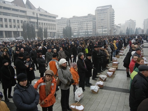 Aproximativ 6.000 de persoane au luat parte la ritualul sfinţirii bucatelor, de Paştele Catolic, în Miercurea Ciuc