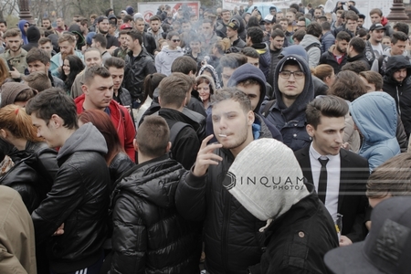 Sute de studenţi au protestat pe Splai faţă de faptul că nu mai pot fuma nicăieri în Regie. FOTO