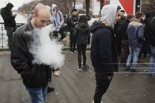 Sute de studenţi au protestat pe Splai faţă de faptul că nu mai pot fuma nicăieri în Regie (FOTO: Inquam Photos / George Calin)
