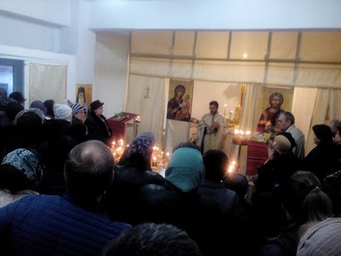 Un preot se alătură asociaţiei enoriaşilor din Focşani, excomunicaţi anul trecut; Arhiepiscopia anunţă că îl va caterisi